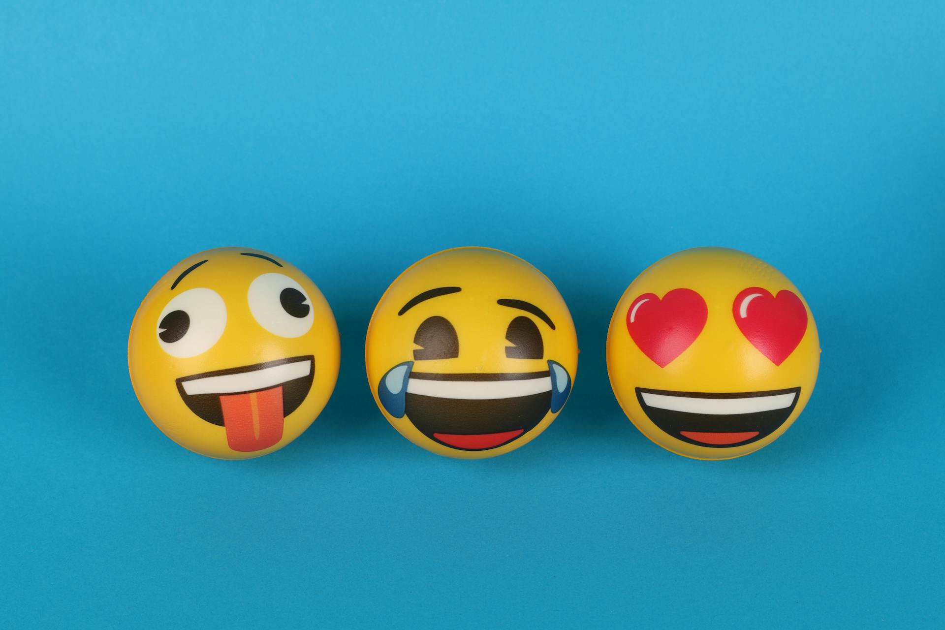 Foto de tres pelotas con emojis alineadas: la primera se hace la loca, la segunda se parte de risa, la tercera mira amorosamente