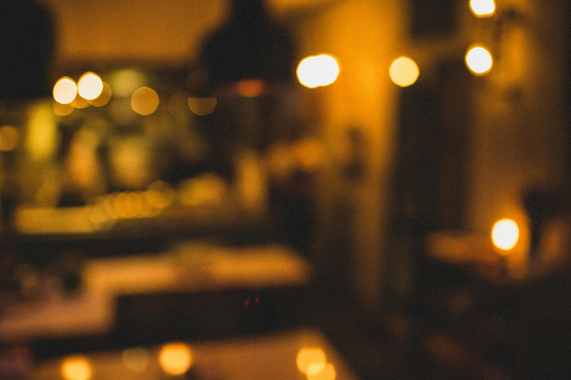Foto muy borrosa de un piso, con colores cálidos en los que apenas se distinguen las formas de los muebles